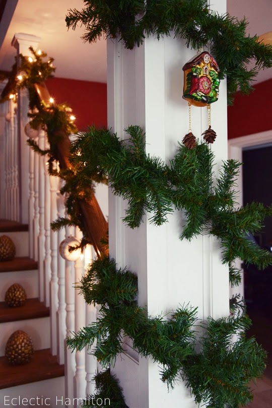 Weihnachtsdeko im Treppenhaus. Zuhause Dekoidee Weihnachten Dekoration  Santa Claus Weihnachtsmann Tannengirlande Treppenstufen Dekotipps