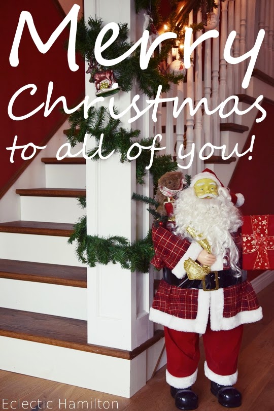 Weihnachten Dekoration Weihnachtsdeko Treppenhaus Santa Claus Weihnachtsmann Staketen Tannengirlande Treppenstufen Keramikkugeln Holzanhänger