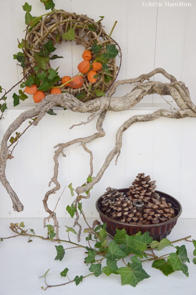 Herbstdeko für den Garten: Kranz Efeu Herbstdeko, herbstlich winterlich dekorieren im Garten, Gartenhaus, Dekoidee, Kreativ, DIY, Selbermachen