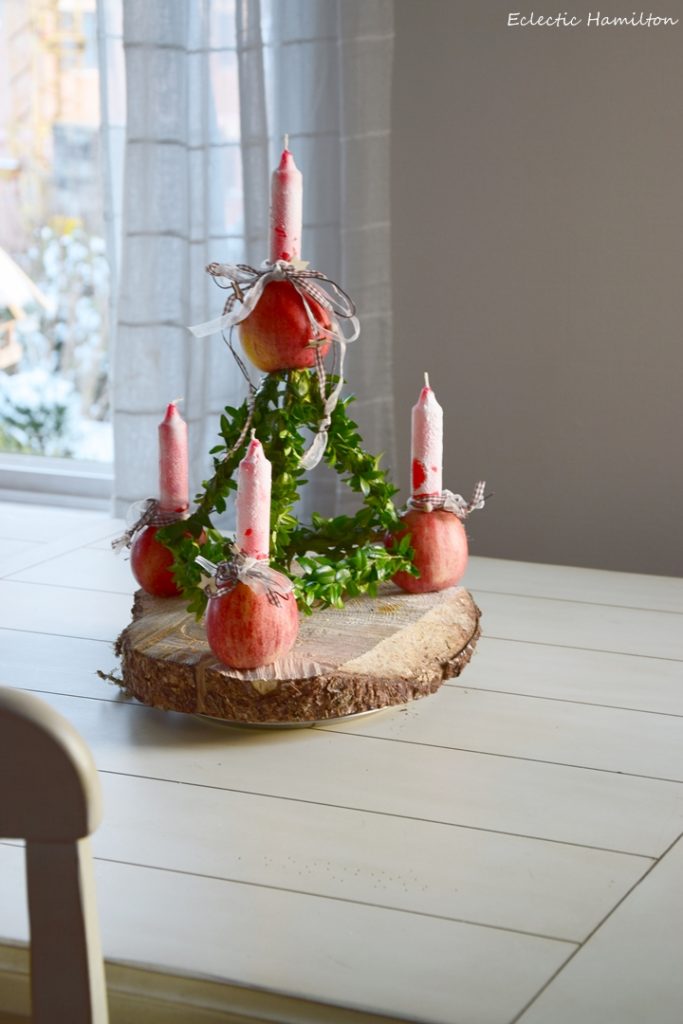 Der traditionelle Adventskranz: Paradeisel. Advent, Weihnachten Dekoidee Kerzen Kranz DIY Äpfel Buchs