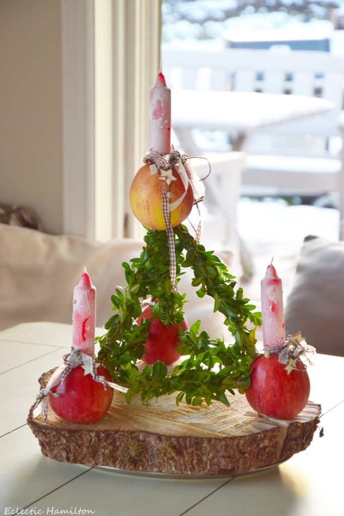 Der traditionelle Adventskranz: Paradeisel. Advent, Weihnachten Dekoidee Kerzen Kranz DIY Äpfel Buchs
