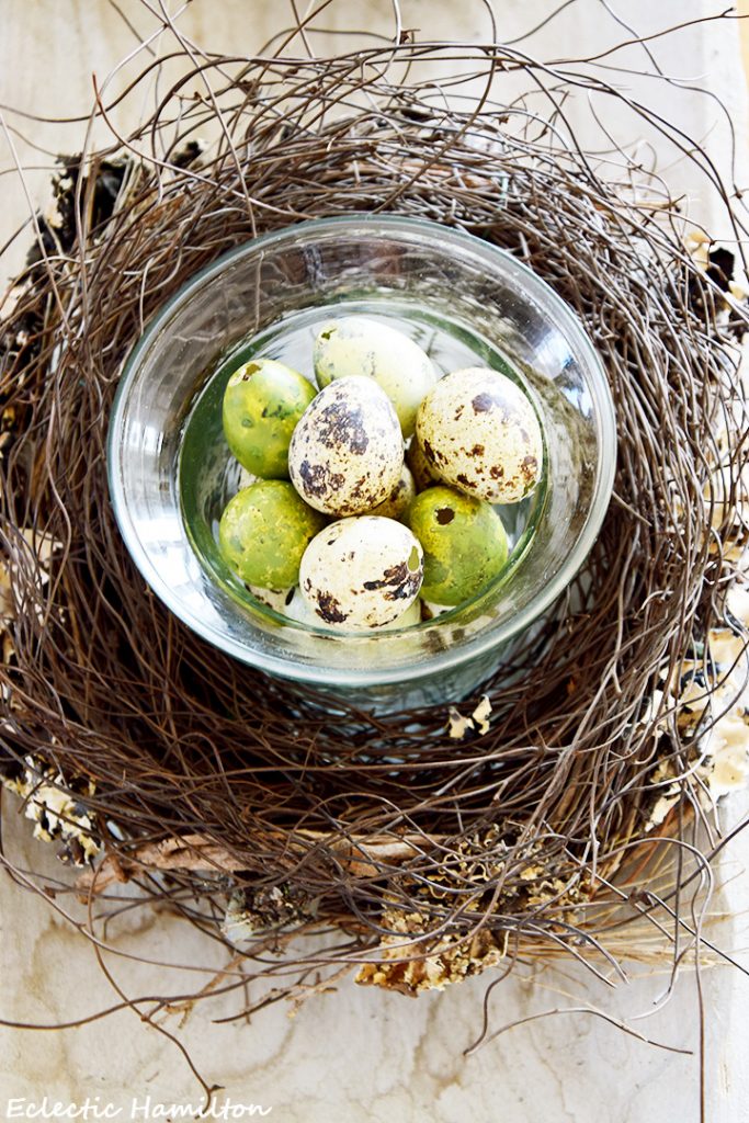 DIY Osterdeko: mit Naturmaterialien wie Moos und Eiern. Schnell, einfach und elegant. Deko für Ostern und Frühling