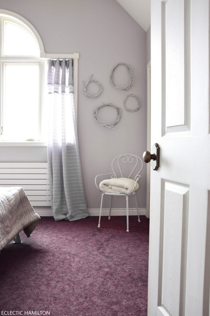 DIY Weidenkränze mit weißer Farbe aufpeppen! Und sie passen perfekt in jedes Interior. Deko, Dekoration, Weide, weiß, Schlafzimmer, Wanddeko,
