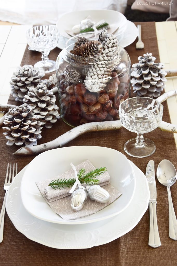 Tischdeko für Winter und Weihnachten mit Natur. Dekoidee Naturmaterialien: Kürbis Zapfen Äste, Deko Dekoration Tisch Esszimmer festlich Fest