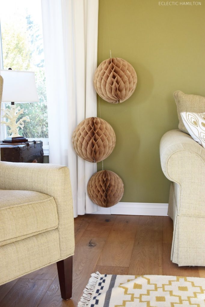 Dekoidee mit Wabenbällen Pompoms: Selbstgemacht und schnell dekoriert im Wohnzimmer. Dekoration
