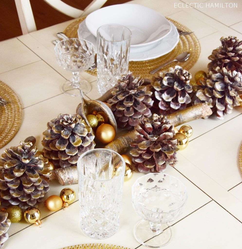 Tischdeko Weihnachten dekorieren basteln DIY Pinienzapfen weihnachtliche Dekoideen in Gold für Tisch und Esszimmer