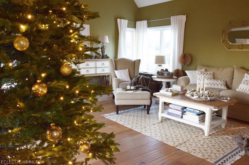 Deko fürs Wohnzimmer: winterlich weihnachtlich und gemütlich schön dank toller Kissen und Decken. Sofa, Dekotipps, Einrichten, Dekoration