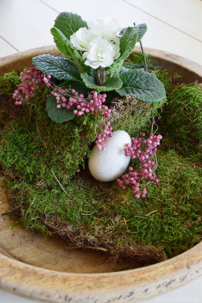 DIY Frühlingsdeko für Schale Holzschale Tischdeko natürlich frühlingshafte Deko Eier Ostern Deko kreativ Dekoration Natur Nest Zierpfeffer Moos Pimel Frühling Frühjahr Frühlingsdeko