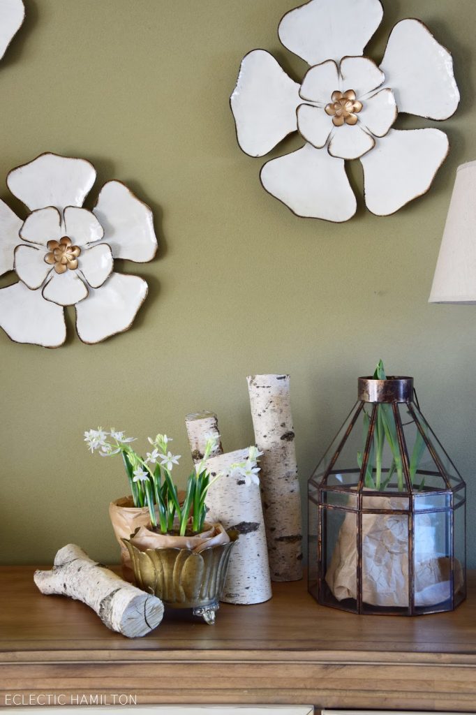 Frühlingsdeko fürs Zuhause, Dekoidee Frühling: Blüten aus Metall für die Wand und frische Frühjahrbsblüher für das Sideboar. Deko Dekoration dekorieren frühligshaft mit Birke