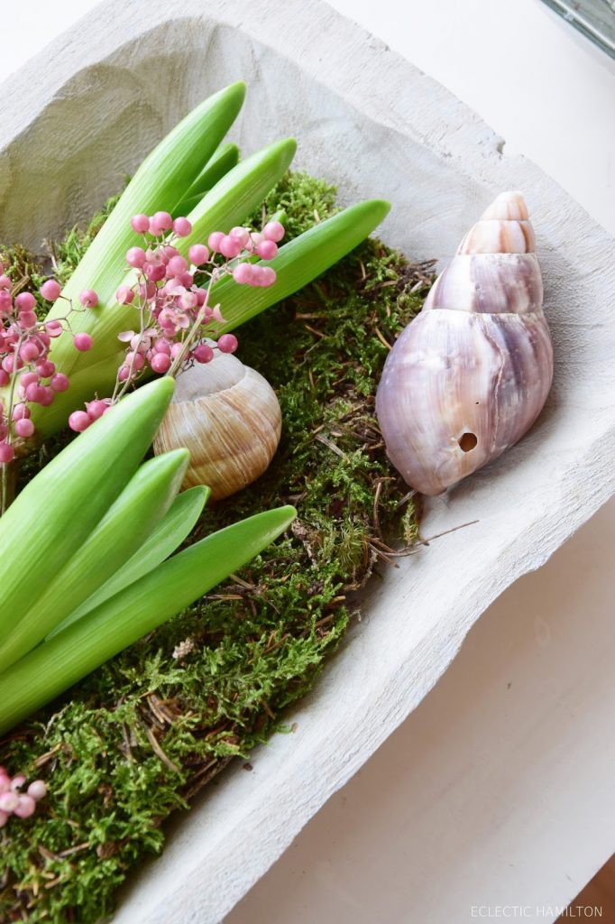 DIY Deko Frühling Frühjahr mit Hyazinthe Pfefferbeeren Moos: natürlich dekorieren für Tisch und Sideboard. Tischdeko Natur selbermachen