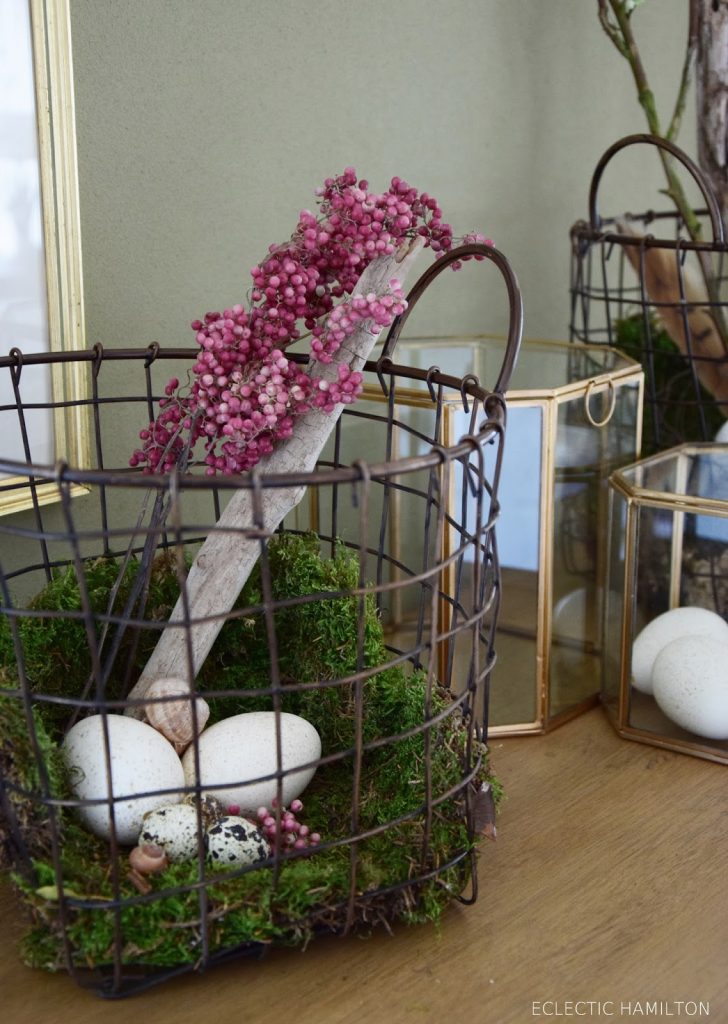 DIY Osterdeko mit Moos Eiern Pfefferbeeren und Schnecken. Selbermachen, Kreativ gestalten mit Naturmaterialien, Ostern, Naturdeko