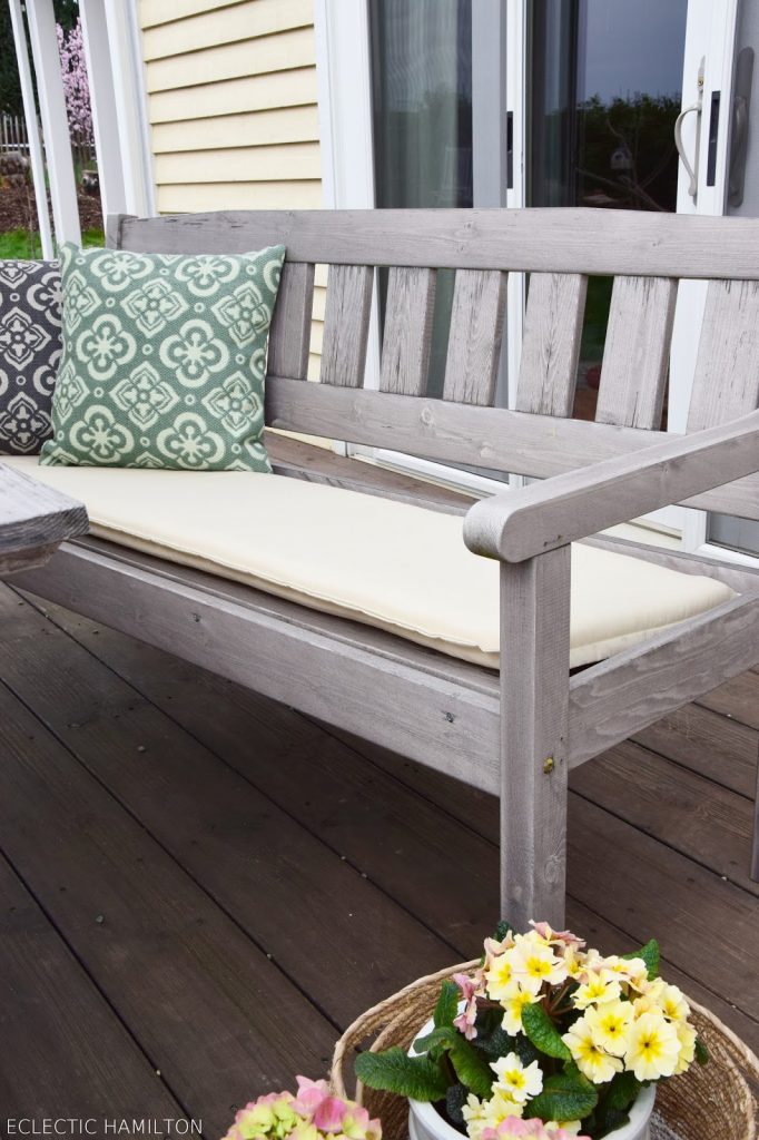 Tipps zu passenden Sitzbankauflagen und Dekoideen für eure Terrasse und den Tisch