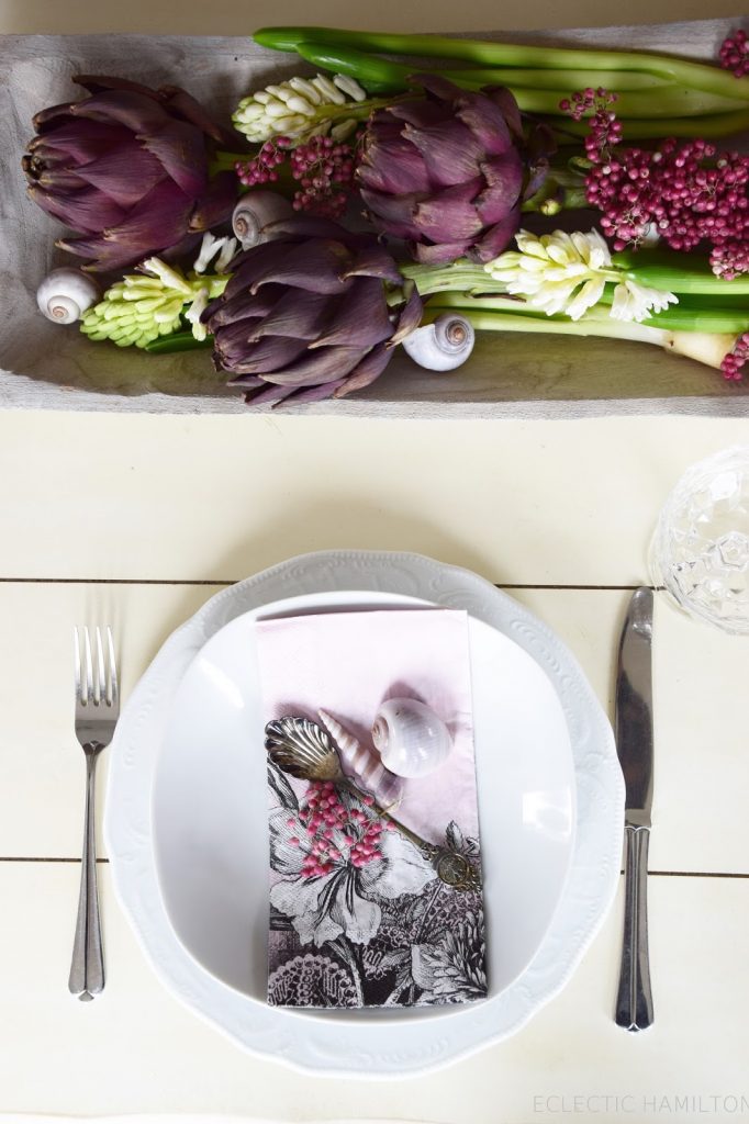 Natürliche Tischdeko mit Moos, Pfefferbeeren, Servietten. Rosa, Pink, Romantisch dekorieren. Deko für den Tisch. Artischocken Hyazinthen