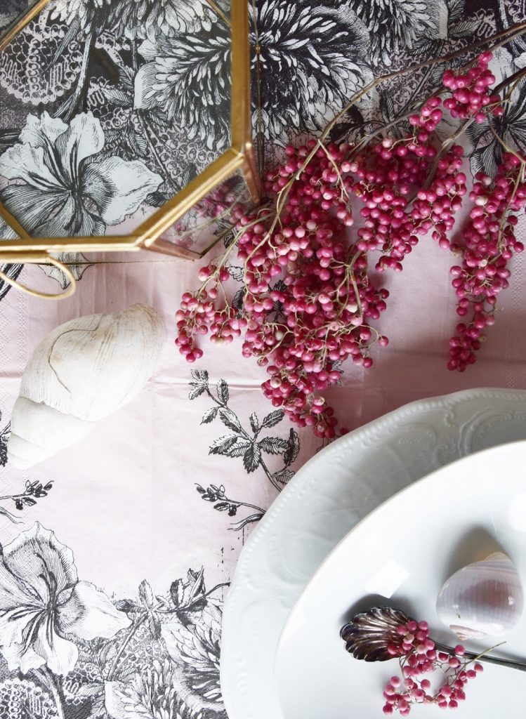 Natürliche Tischdeko mit Moos, Pfefferbeeren, Servietten. Rosa, Pink, Romantisch dekorieren. Deko für den Tisch