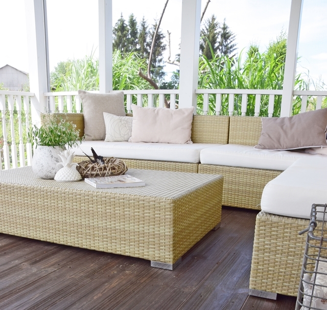 porch veranda screened porch lounge sofa loungemöbel deko dekoration outdoor polyrattan