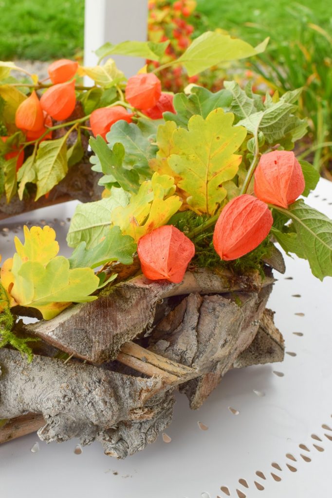 DIY Kranz Herbst: selbermachen Holzkranz Naturdeko herbstlich natürlich dekorieren Kränze auch Holz eichenlaub