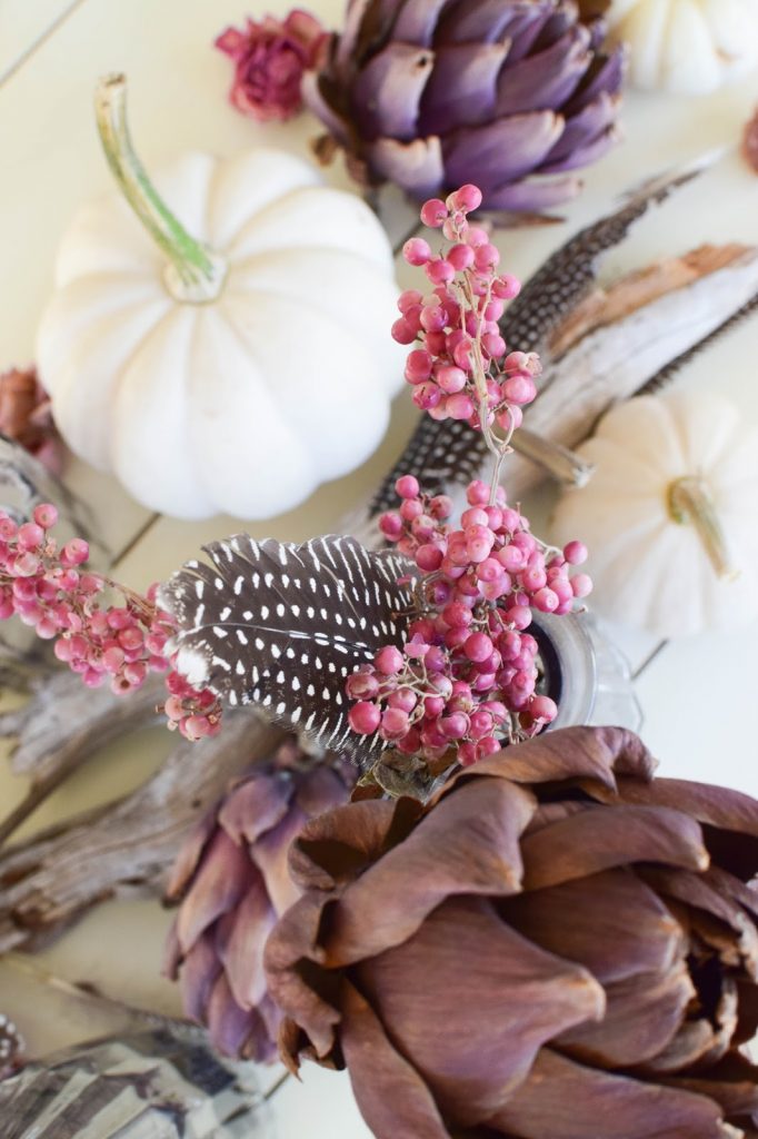 Tischdeko für den Herbst mit Kürbis, Artischocken und Pfefferbeeren. Kreativ, frisch und schön! Kürbisdeko Herbstliche Deko, Herbstdeko Esszimmer Tisch Dekoration