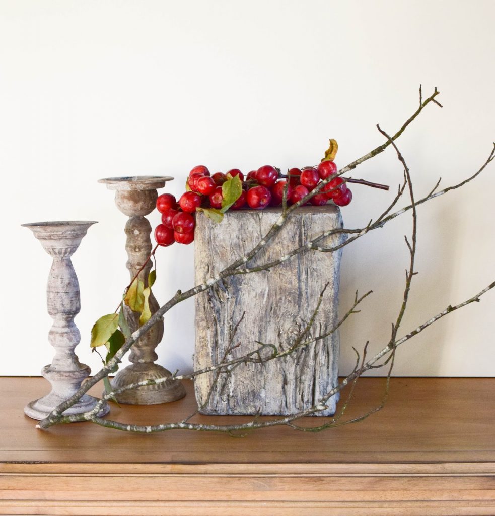 Deko mit Natur, Zapfen, Zieräpfeln und tollen Windlichtern von Homefinity aus der Serie Bark, Dekoration Sideboard Herbst Winter Deko