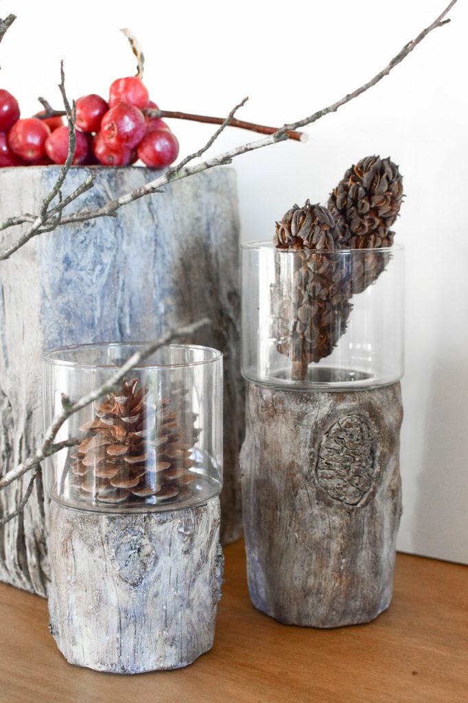 Deko mit Natur, Zapfen, Zieräpfeln und tollen Windlichtern von Homefinity aus der Serie Bark, Dekoration Sideboard Herbst Winter Deko