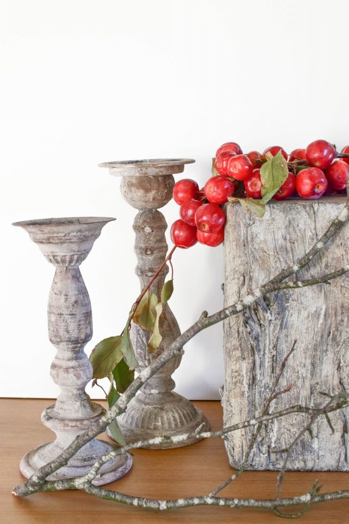 Dekoidee mit Zierapfel für Herbst- und Winter-Deko. Dekoration Holzpodest Kerzenständer Zement Naturdeko