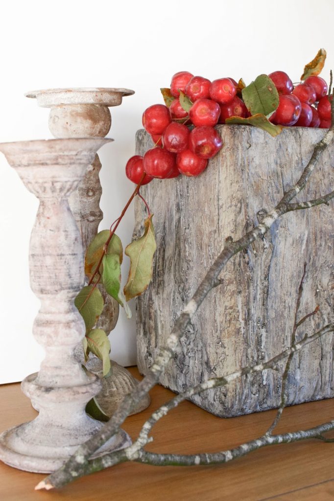 Dekoidee mit Zierapfel für Herbst- und Winter-Deko. Dekoration Holzpodest Kerzenständer Zement Naturdeko