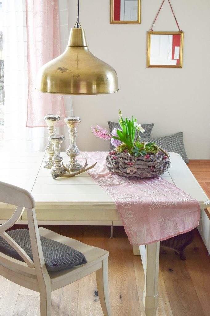 DIY Vorhänge aus Tischläufern: Frühlingsdeko selber machen Frühjahrsdeko für Tisch und Esszimmer. Dekoidee mit Korb Christrosen Hyazinthen Geweih Moos und natürlicher Deko