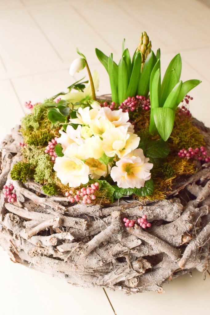 DIY Frühlingsdeko selber machen Frühjahrsdeko für Tisch. Dekoidee mit Korb Christrosen Hyazinthen Primeln Moos und natürlicher Deko