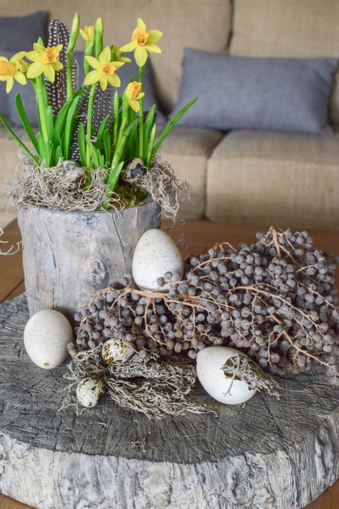 DIY Dekoidee für Ostern: Osterdeko für Tisch und Sideboard mit Eiern, Moos und Narzissen. Wachteleier, Natürliche Osterdeko, Dekoidee fürs Wohnzimmer.