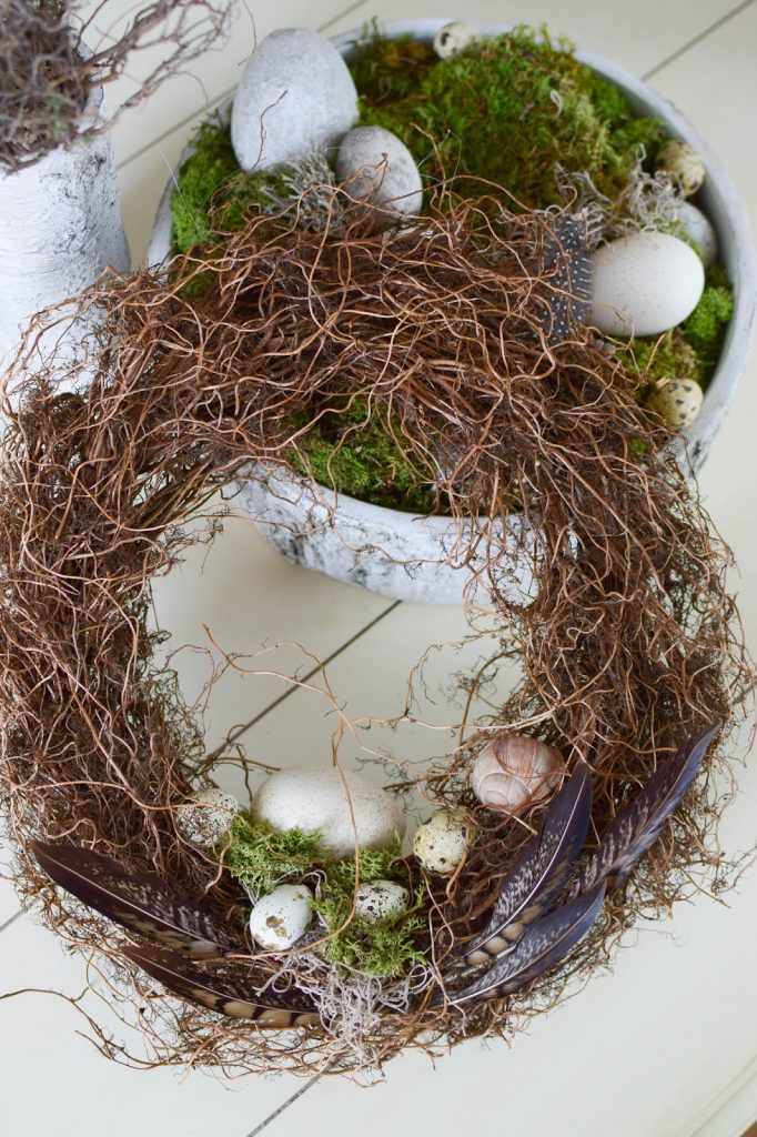 DIY Deko Osterkranz mit Eier Feder Moos selbermachen eine natürliche Deko Dekoidee