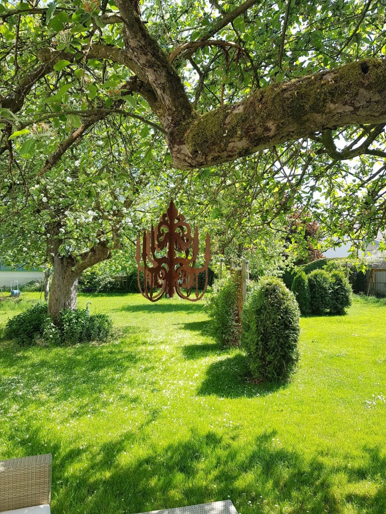 Alte Apfelbäume Obstbäume im Garten. Dekoidee Loungesofa