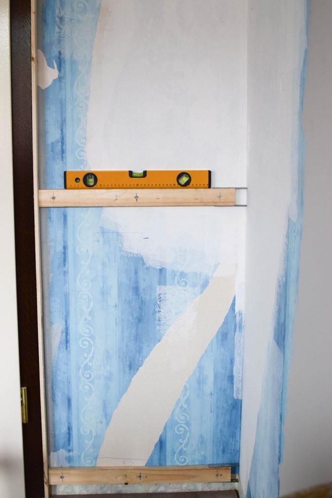 Wandverkleidung DIY aus Holz mit Nut und Federbretter Kreidefarbe von Painting the PastRenovierung  Vertaefelung Beadboard selber machen