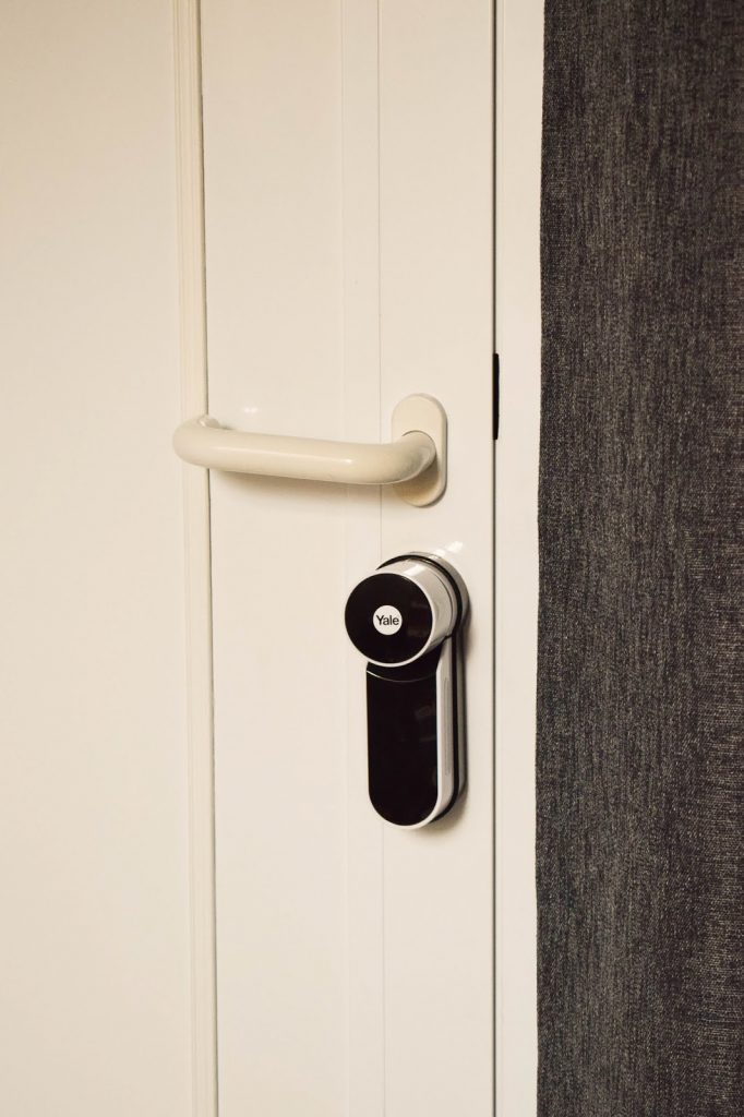Yale Entr Smartlock: smartes Türschloss für Haustüre. Renovierung Schliesssystem und intelligente Schliessloesung. Smart Home Ideen. Renovierung Tür, Eingang, Diele