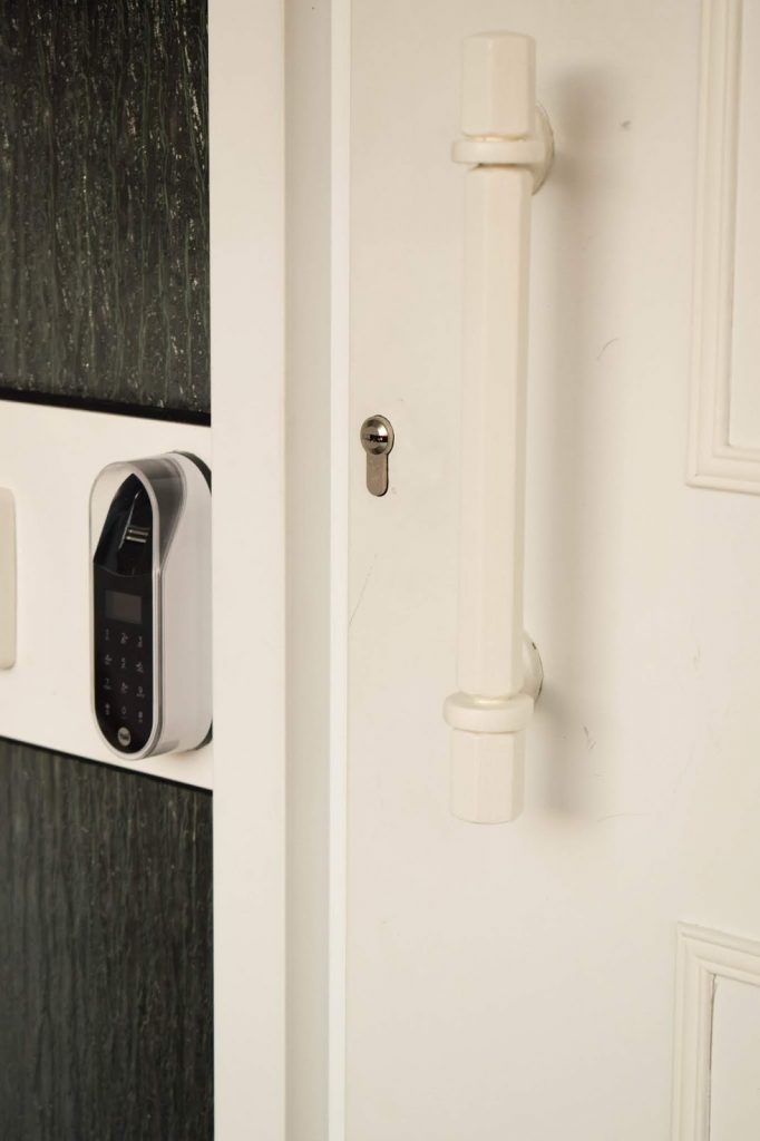 Yale Entr Smartlock: smartes Türschloss für Haustüre. Schliesssystem und intelligente Schliessloesung. Smart Home Ideen. Renovierung Tür, Eingang, Diele. 