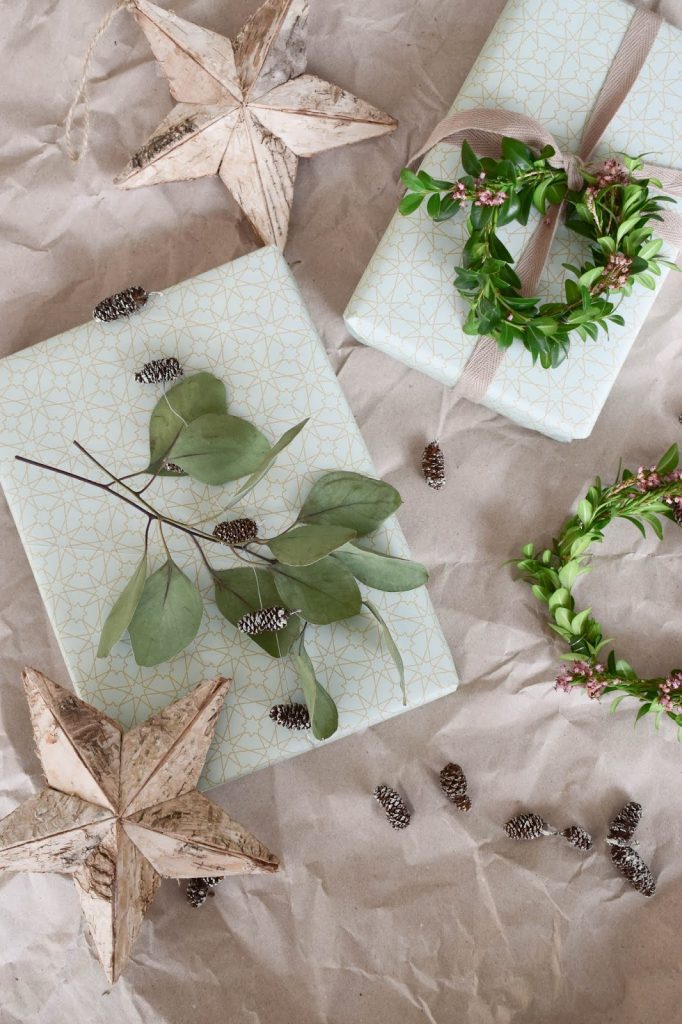 Geschenkverpackung Idee arsEdition Geschenkpapier Buchskranz eukalyptus Zapfen Dekoidee schön verpacken für Weihnachten Weihnachtsgeschenk DIY Zapfenkette