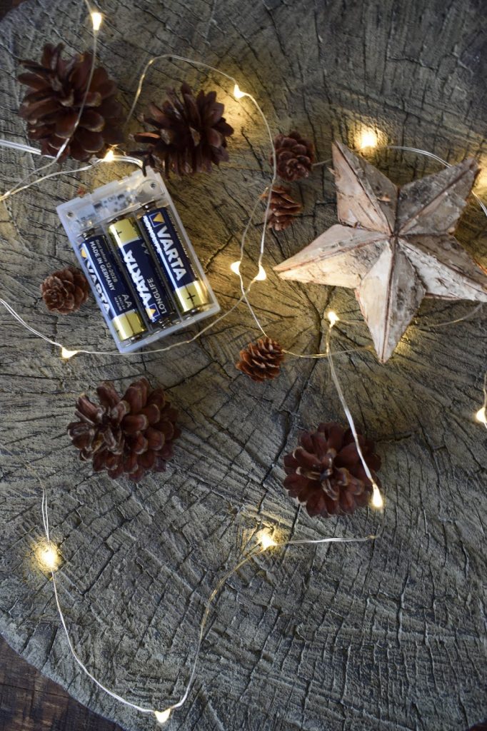 Weihnachtsdeko mit Lichterketten batteriebetrieben mit VARTA Longlife Batterien. Dekoidee weihnachtlich dekorieren Weihnachtsbaum