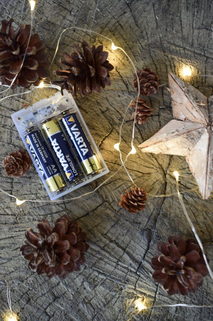 Weihnachtsdeko mit Lichterketten batteriebetrieben mit VARTA Longlife Batterien. Dekoidee weihnachtlich dekorieren Weihnachtsbaum