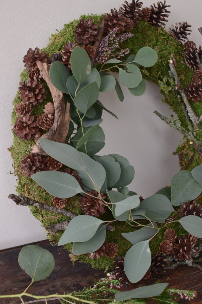 Kranz binden aus Moos, Ästen, Eukalyptus, Zapfen, Heidekraut. DIY Winterkranz selbermachen natürlich dekorieren