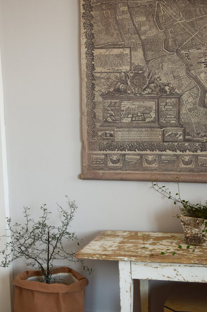 Natürliche Dekoidee Aufbewahrungstüte als Übertopf von WENKO im Landhausstil Deko Dekoration Schlafzimmer