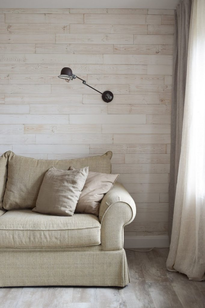 Wohnzimmer Dekoidee Wandverkleidung Holz Wandwood Deko Einrichtung Holzwand Renovierung renovieren DIY Selbermachen einrichten Vorhang Vorhänge Wandlampe 