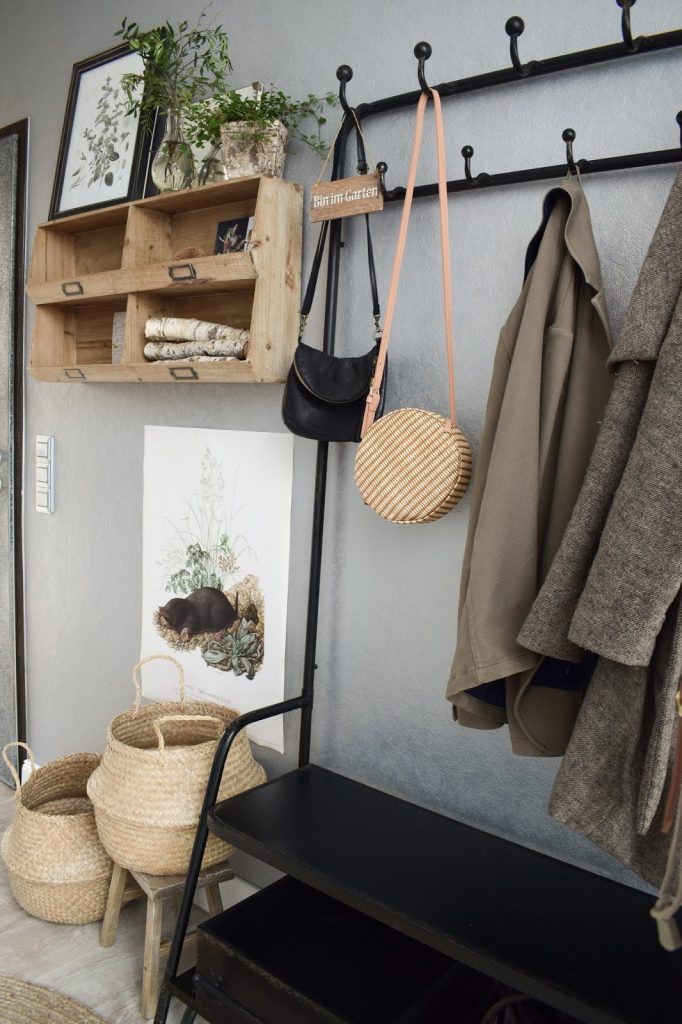 Garderobe Ideen für Flur Einrichtung Dekoidee aufbewahren natürlich wohnen umweltfreundlich Vorhang Teppich Holz Körbe aus Sisal