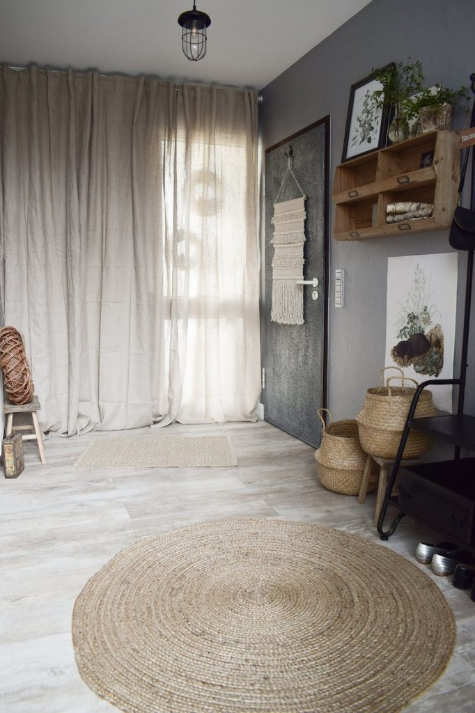 Garderobe Ideen für Flur Einrichtung Dekoidee aufbewahren natürlich wohnen umweltfreundlich Vorhang Teppich Holz Körbe aus Sisal