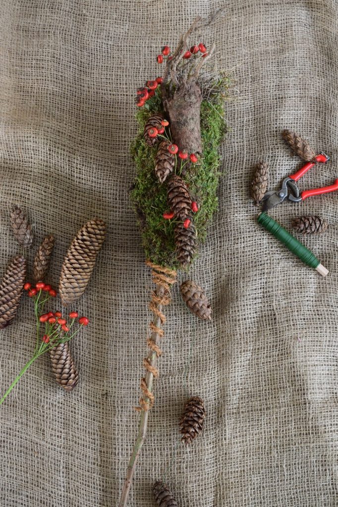 DIY Dekoidee Winter Workshop Kreativ Natuerlich Ideenreich: Gartenstab Dekostab Winterdeko Moosdeko selber machen