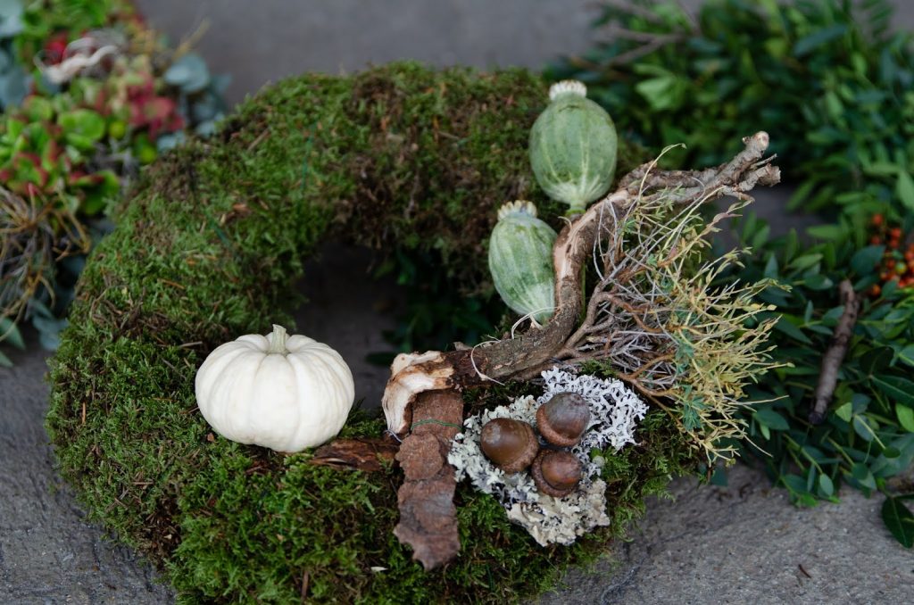 DIY Kranz für den Herbst. Dekoidee selber machen Kränze: Moos und Naturmaterialien