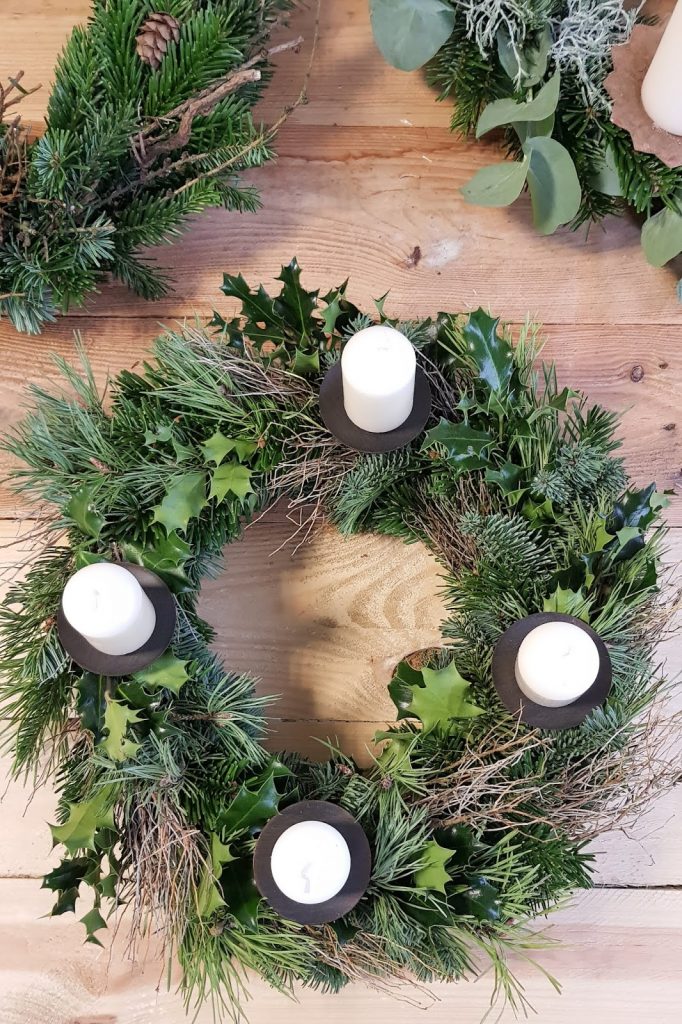 DIY Adventskranz Ideen selber machen Advent Kranz Kränze natürlich dekorieren für Weihnachten Ilex Nordmanntanne Euphorbia Spinoza