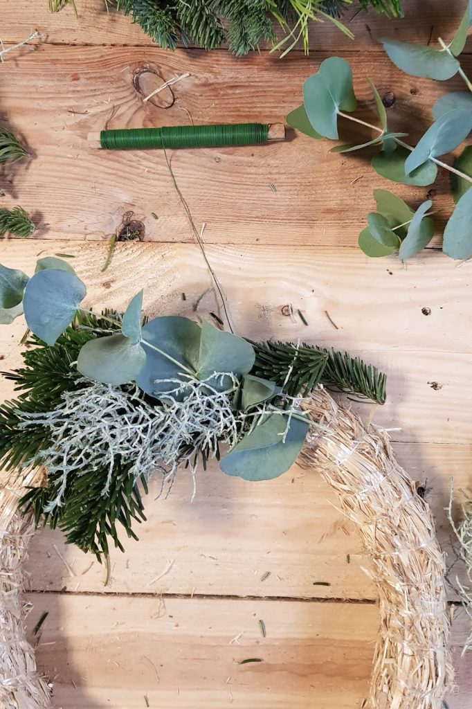 DIY Adventskranz Ideen selbermachen. Advent Kranz Kränze Eukalyptus Nordmanntanne Stacheldraht Edeltanne einfach binden- Anleitung und Schritt-für-Schritt erklärt