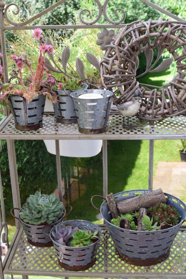 Dein perfekter Begleiter für alle Pflanzen: der Metall-Übertopf eignet sich perfekt für den Garten, Terrasse, Balkon, aber auch für Zuhause. Dekoidee Blumendeko Topf Übertopf aus Metall Vintage