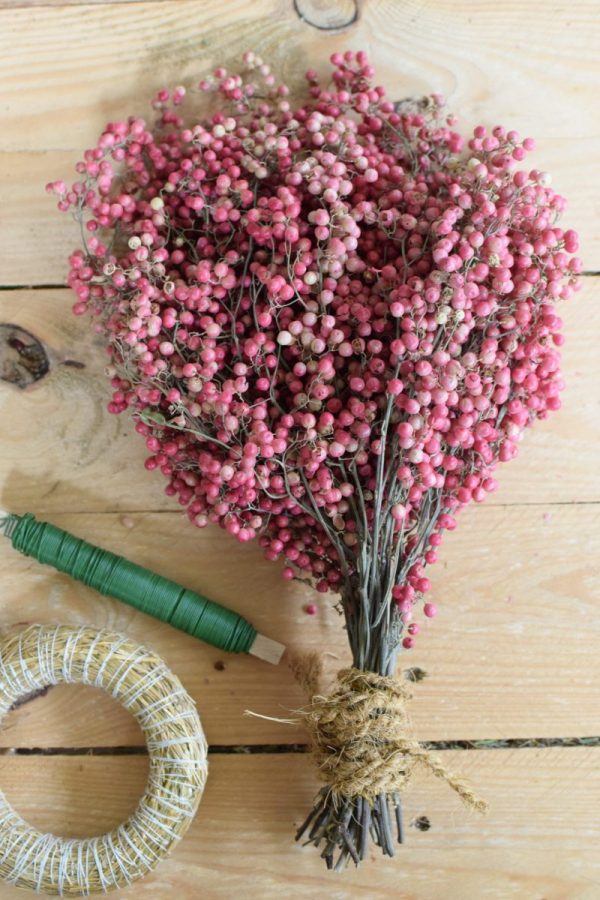 Rosa Pfefferbeeren kaufen bei Mrs Greenery: Ein Bund getrocknet. Für deine kreativen Naturdekos. Kreativsein mit Naturmaterialien Trockenblumen