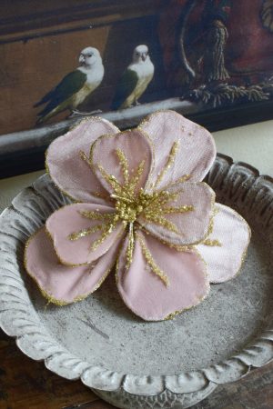 Blumen Clip aus Samt in rosa und grau. Dekoidee mit Samtblüten Blütendeko jetzt im Mrs Greenery Shop bestellen