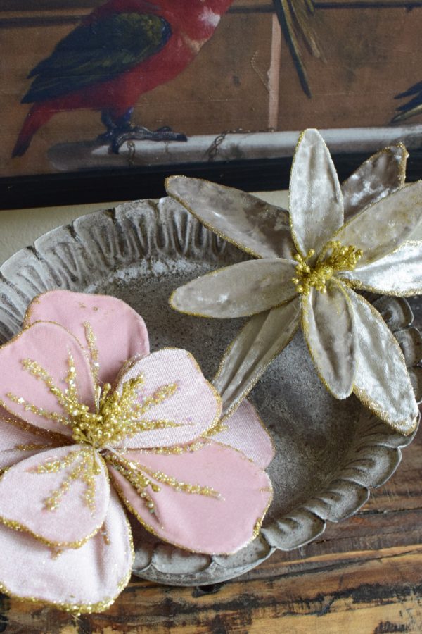 Blumen Clip aus Samt in rosa und grau. Dekoidee mit Samtblüten Blütendeko jetzt im Mrs Greenery Shop bestellen