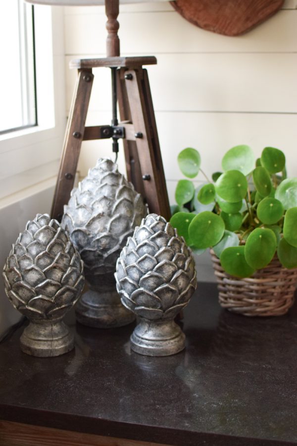 Deko Zapfen aus Zement in antiksilber. Elegante und besondere Dekoidee für Haus und Garten. Zapfendeko vom Mrs Greenery Shop